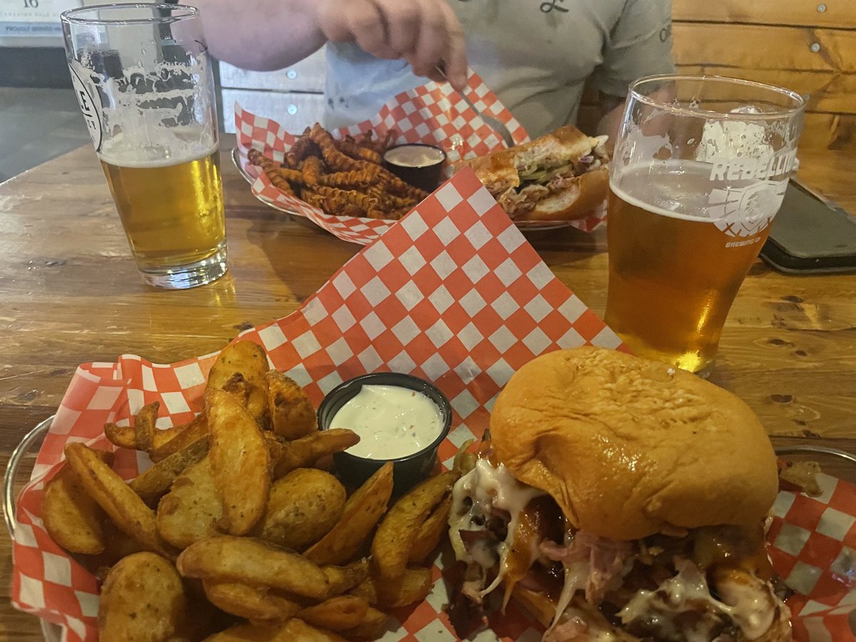 hugewalleye's tweet photo. Cause it’s that kinda light rain day and it’s #damgood ⁦@damsmokedamgood⁩ #justsayin https://t.co/f2qrEecDmt