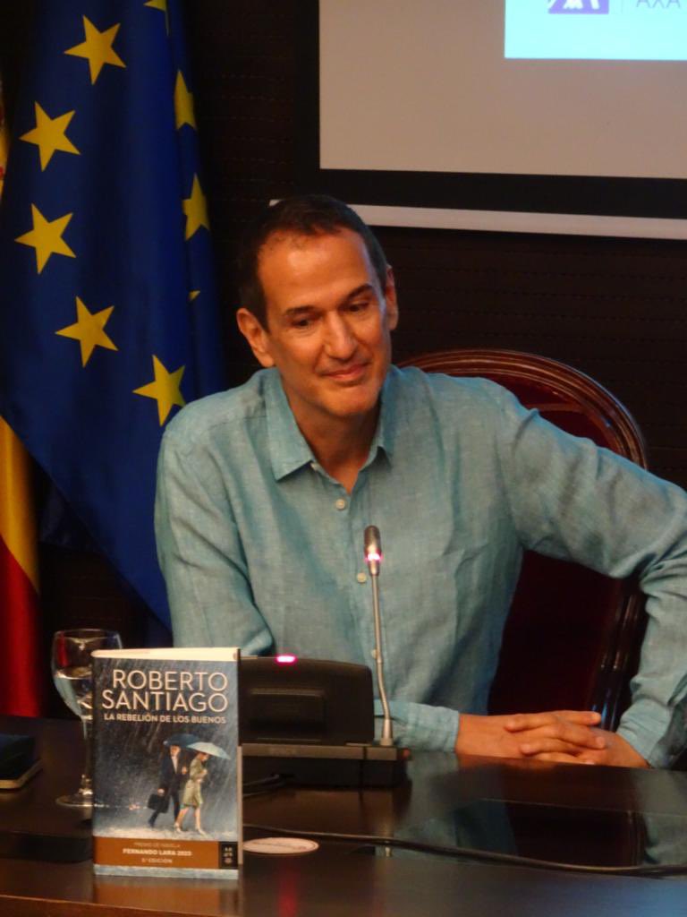 Hoy en Sevilla presentamos el último premio #FernandoLara ‘La rebelión de los buenos’ de <a href="/Robrto_santiago/">Roberto Santiago</a> Gracias a todos por acompañarnos en otra noche mágica #literatura