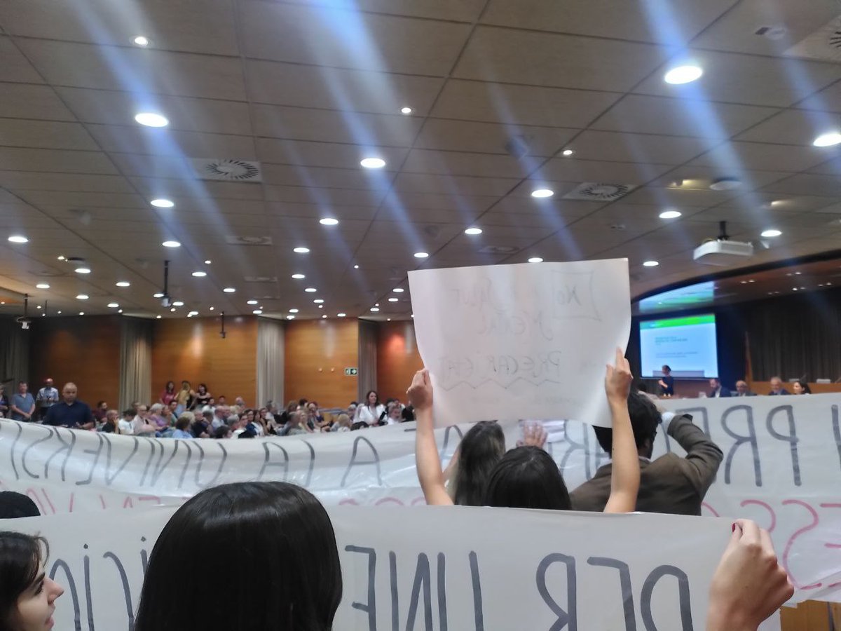 ProfAssociatUAB's tweet photo. Avui sortint de l'acte d'inauguració del curs ens han identificat. Les identificacions són una forma d'intimidació. Ens volen callades, submises i treballant de gratis. Ens trobaran dempeus! #ProuPrecarietat #Universitat #LOSUno https://t.co/oWaOIiMU0g