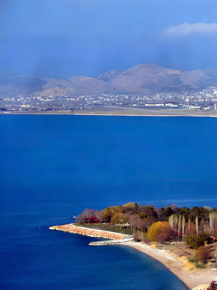zdenGlteki28870's tweet photo. Van Gölü'nün Hayran Bırakan Mavi Manzarası Görenleri Büyülüyor...🌊❤️🧿

#VanTurkey https://t.co/Ka8cW9D3RV