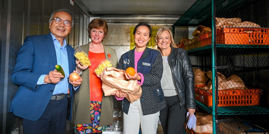 UnitedWay_BC's tweet photo. Today, @UnitedWay_BC joined Minister @s_malcolmson and MLA @GeorgeChowBC at @SouthVanNH Community Food Hub for an infrastructure investment announcement so more British Columbians can access the food they need: https://t.co/YnBUZqp9Mj
#FoodSecurity #UWBC #ProvinceofBC https://t.co/UJXAL7L7J0