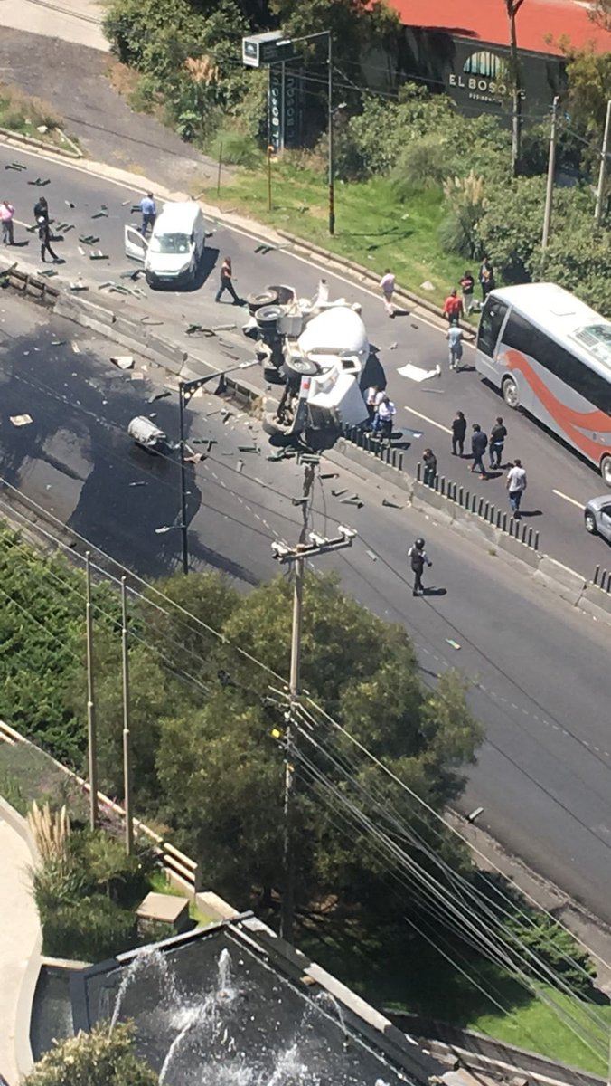 MCTM28's tweet photo. @informantVialMx URGENTE acaba de ocurrir en la Mexico Toluca a la altura de Be Grand Lomas. Avisar a los servicios de emergencia #carreteramexicotoluca https://t.co/EKr9HR6i2A