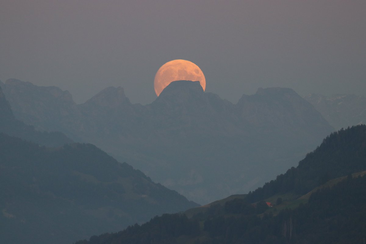 danivumalvier's tweet photo. Ein paar Mondbilder gehen noch. Heute war der #Mond zu 99% voll, morgen Mittag ist #Vollmond. #Chrummenstein #Alvier #Gauschla https://t.co/XuQtQLfw0D