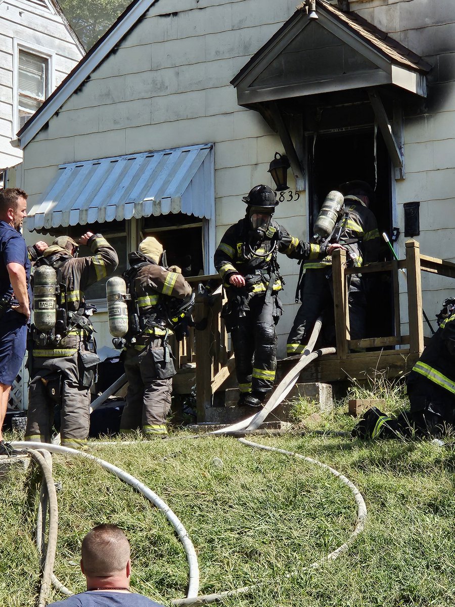 KCMOFireDept's tweet image. KCFD working house fire 2800 block of Van Brunt. #KCFD @KCMOFireDept