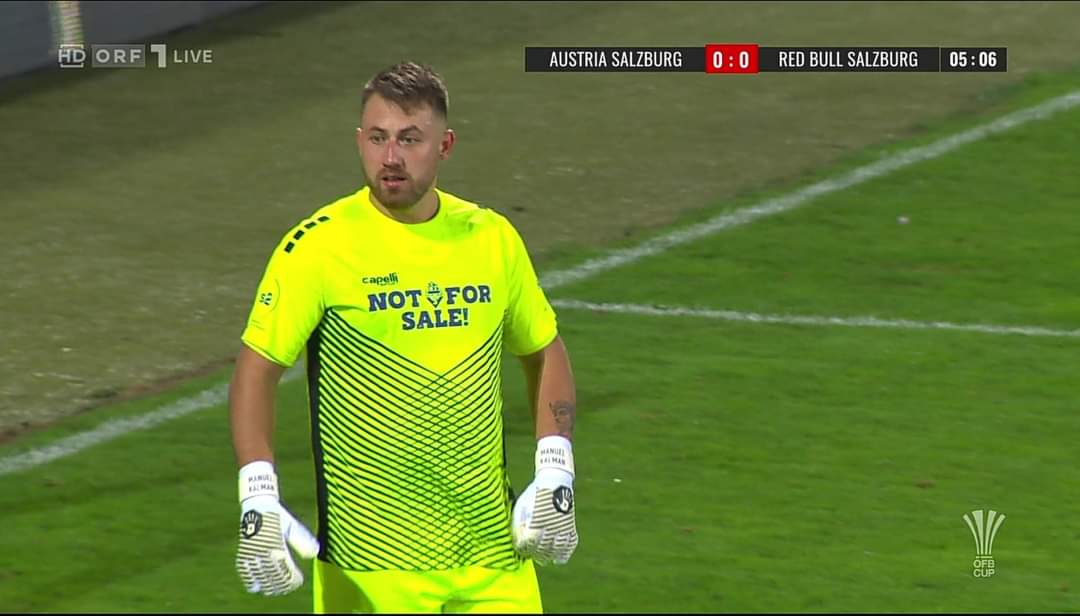 Se acaban de enfrentar en la Copa de Austria el Red Bull Salzburg y el Austria Salzburg, refundado por aficionados que se indignaron cuanto la multinacional de bebidas compró su club y le cambió nombre y colores. El portero del Austria lució en su camiseta: "No a la venta".
