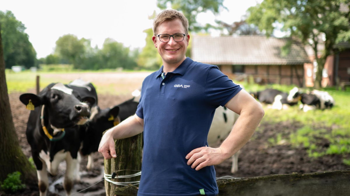GEA_farming's tweet photo. Meet Henning Lefert: A visionary agricultural economist who refused to give up on his family's dairy farm 🐄. Discover his journey to #NextGenerationFarming and how dairy farmers can innovate, keep their cows happy and remain sustainable at the same time: https://t.co/e2nT3mzPJA https://t.co/XBhOltMoxM
