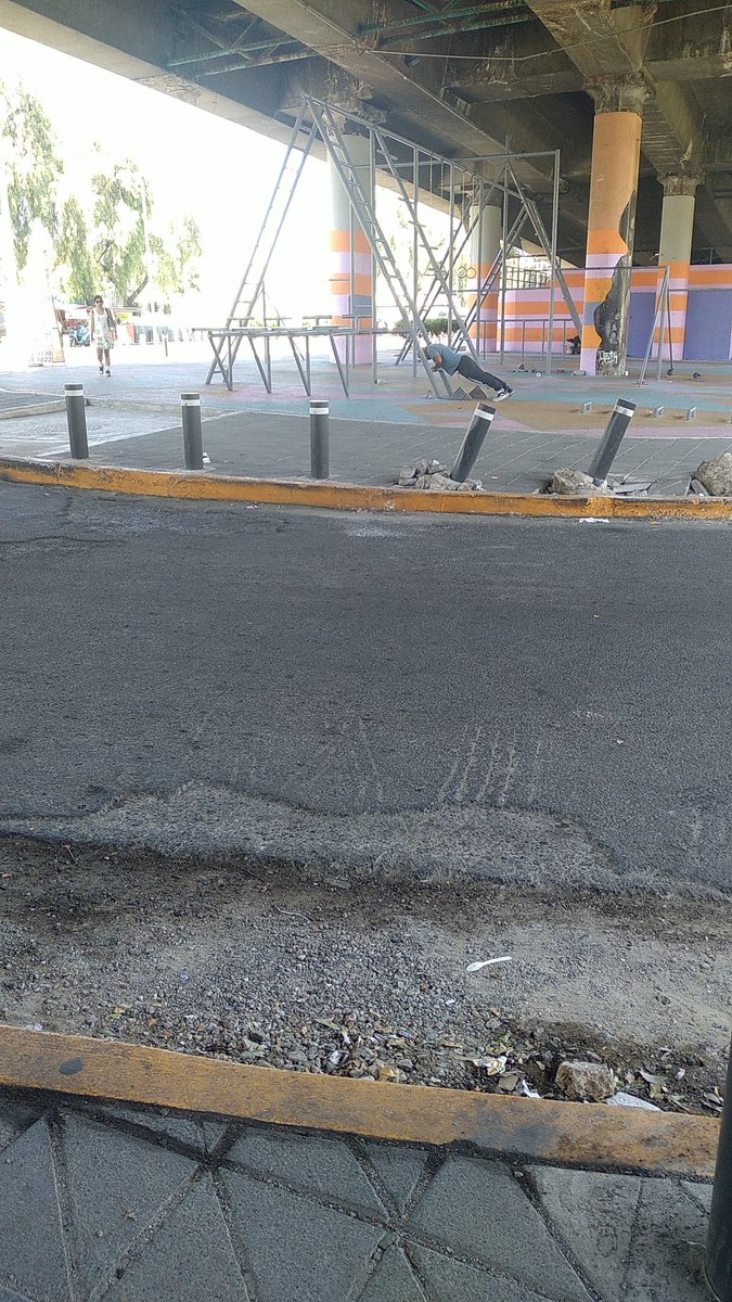 Lux_eden's tweet photo. Abajo del puente de periférico y Av. Tláhuac pusieron este gym al aire libre y algunos juegos para niños, pero todo se ve sin terminar, algunos vagos han deteriorado los postes y ya hay puestos en el área de juegos. Obvio, la limpieza brilla por su ausencia. Ojo @Alc_Iztapalapa https://t.co/R2a214tNyI