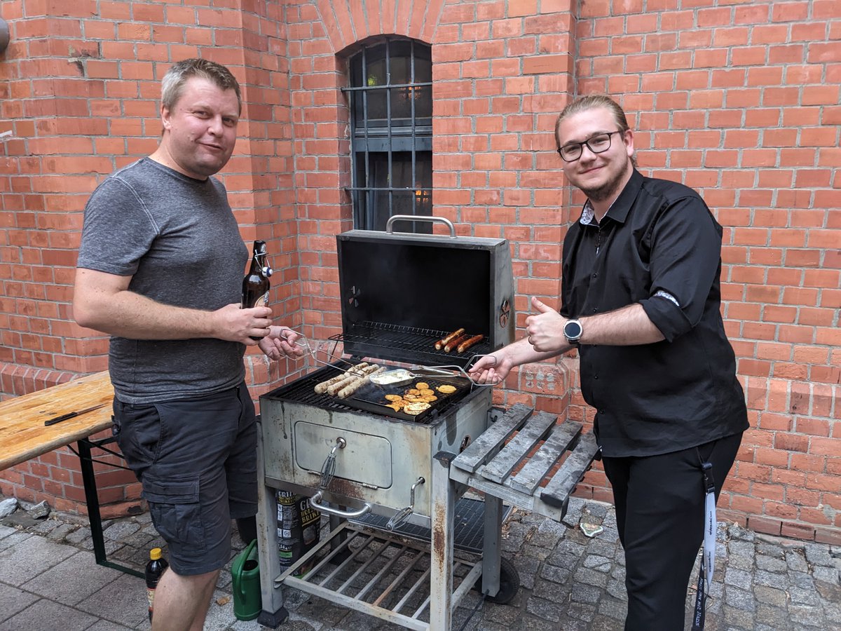 Tolle Stimmung beim gemeinsamen Grillabend von AfA Magdeburg, AG60+, Jusos Magdeburg, AsJ, auch wenn ich eher weg musste, um meinen Sohn, der zu einem Schüleraustausch nach Istanbul fliegt, zum Bahnhof zu bringen. @MatthiasGo1371 <a href="/BernhardSterz/">Ｂｅｒｎｈａｒｄ Ｓｔｅｒｚ</a> <a href="/kai_det/">Kai Dethloff</a> <a href="/spd_magdeburg/">SPD Magdeburg ❤️</a> <a href="/arianrke/">Arian</a>