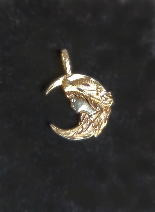 14KT Tri-Color Lady in Crescent Moon Pendant, beautiful piece to wear out on the night!
.
#crescentmoonjewelry #tricolor #tricolorgold #moonjewelry #moonjewellery #moonpendant #14kt #14ktgold #14ktjewellery #celestialjewelry #jewelrycollector #jewelryaddict