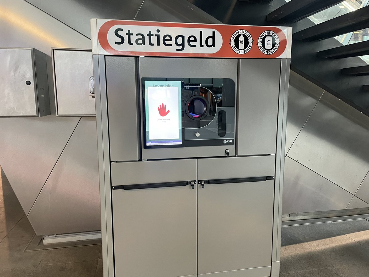 Statiegeldautomaat op station Den Haag centraal. Al een tijdje in storing. De andere staat vanaf hier uit het zicht. Dat schiet natuurlijk niet op als er juist zo hard geroepen wordt dat er meer automaten buiten de supermarkten nodig zijn #statiegeld