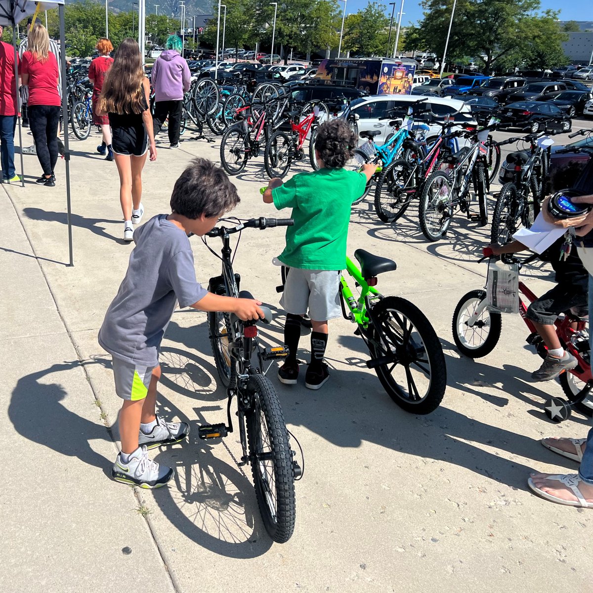 natewadesubaru's tweet photo. For our latest WH4Y project, our Salt Lake Imports dealership employees teamed up with @UtahFosterCare, where we assembled and provided 175 bikes, locks, and helmets for the kids! 🚲🎉The best part? They got to design and decorate their own helmets with stickers. #WH4Y #WeHearYou https://t.co/lpiab6VeVu