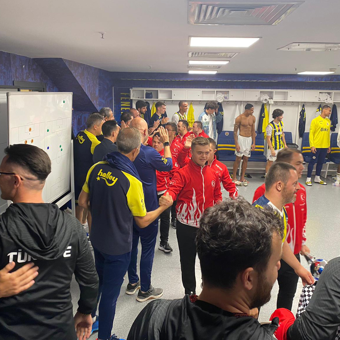 Fenerbahce's tweet photo. Galibiyetimizi Avrupa Şampiyonu Down Sendromlu Özel Futsal Milli Takımımızla birlikte kutladık.😌 https://t.co/RuZ5AHjBk7