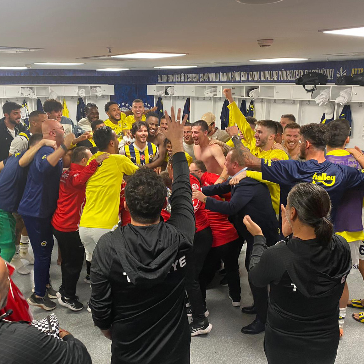 Fenerbahce's tweet photo. Galibiyetimizi Avrupa Şampiyonu Down Sendromlu Özel Futsal Milli Takımımızla birlikte kutladık.😌 https://t.co/RuZ5AHjBk7