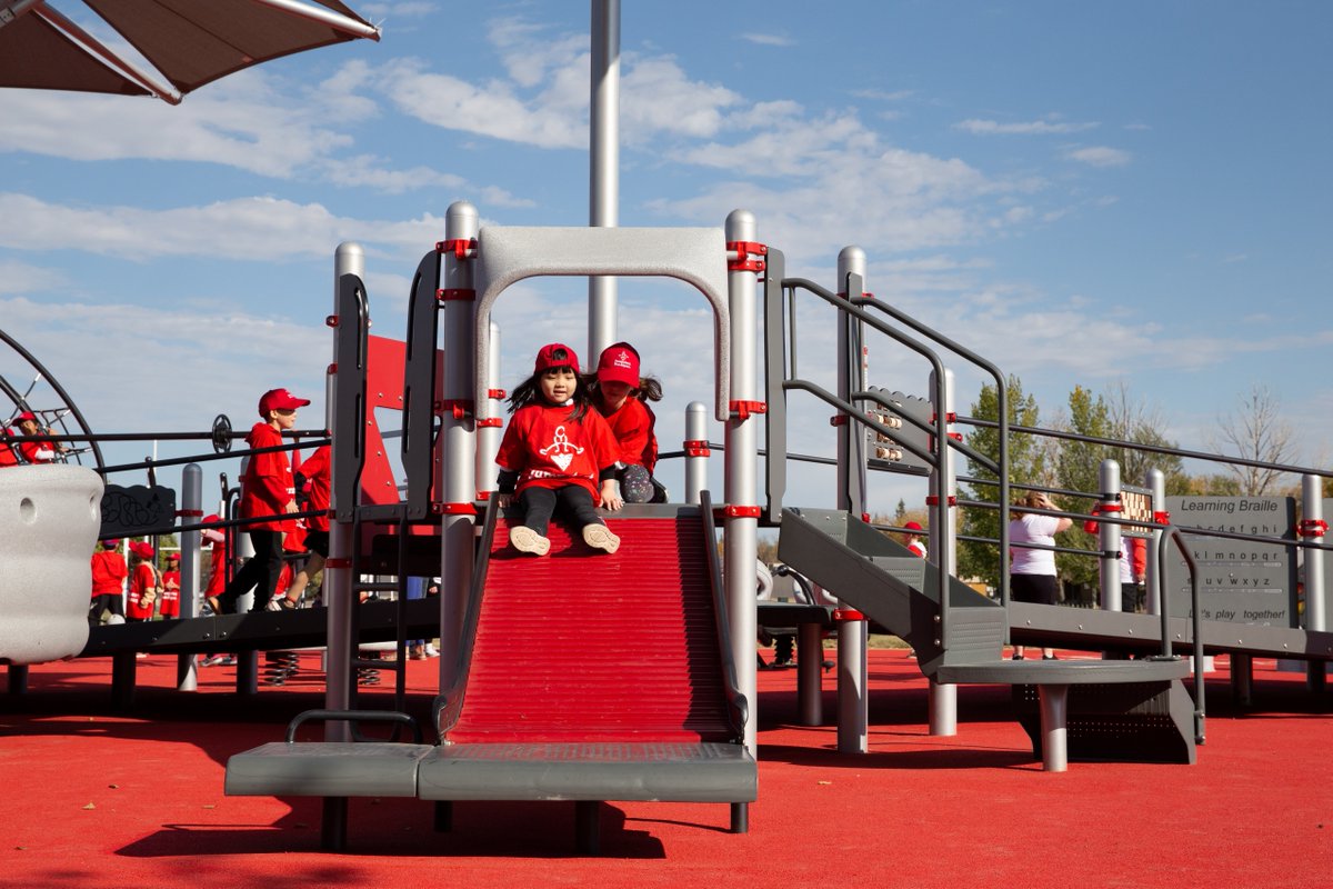 Plus tôt cette semaine, nous avons célébré l’inauguration de notre plus récent terrain inclusif de jeux et de jets d’eau Bon départ au parc Glencairn de Regina! #JeuxInclusifs