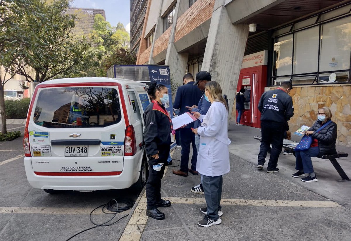 TransMilenio's tweet photo. @TransMilenio se une a la semana de la seguridad vial de la @UniJaveriana, 🙌compartiendo con la comunidad educativa, acciones de cultura ciudadana con el #ComboVioleta, actividades lúdicas y pedagógicas para recargar y personalizar vía web la tarjeta #Tullave y por medio de la exposición La Historia del Transporte, conocer la evolución del transporte en Bogotá ❤️