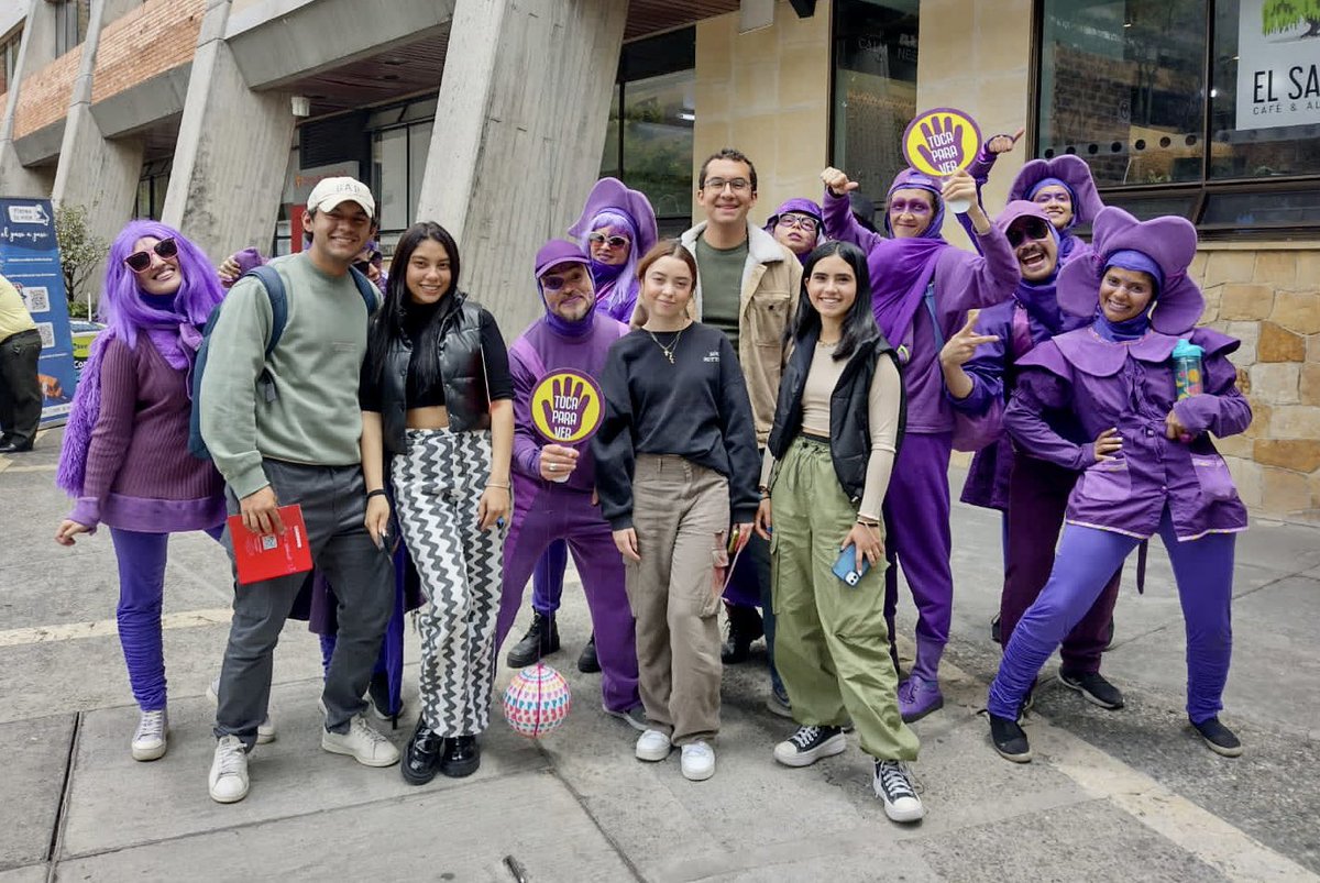 TransMilenio's tweet photo. @TransMilenio se une a la semana de la seguridad vial de la @UniJaveriana, 🙌compartiendo con la comunidad educativa, acciones de cultura ciudadana con el #ComboVioleta, actividades lúdicas y pedagógicas para recargar y personalizar vía web la tarjeta #Tullave y por medio de la exposición La Historia del Transporte, conocer la evolución del transporte en Bogotá ❤️