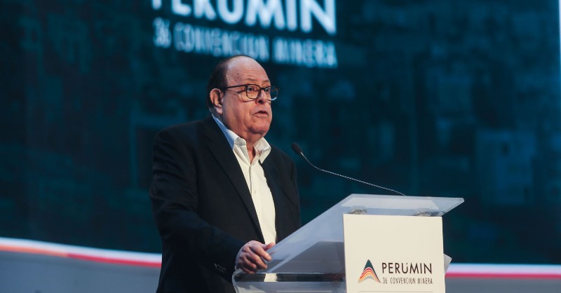 SEMANAeconomica's tweet photo. En su presentación en #Perumin2023, el presidente del @bcrpoficial, Julio Velarde, indicó que la inversión minera caerá 18% y 7.7% en 2023 y 2024, respectivamente. Además, indicó que las protestas sociales han impactado en el crecimiento del PBI en 0.8% en el presente año.