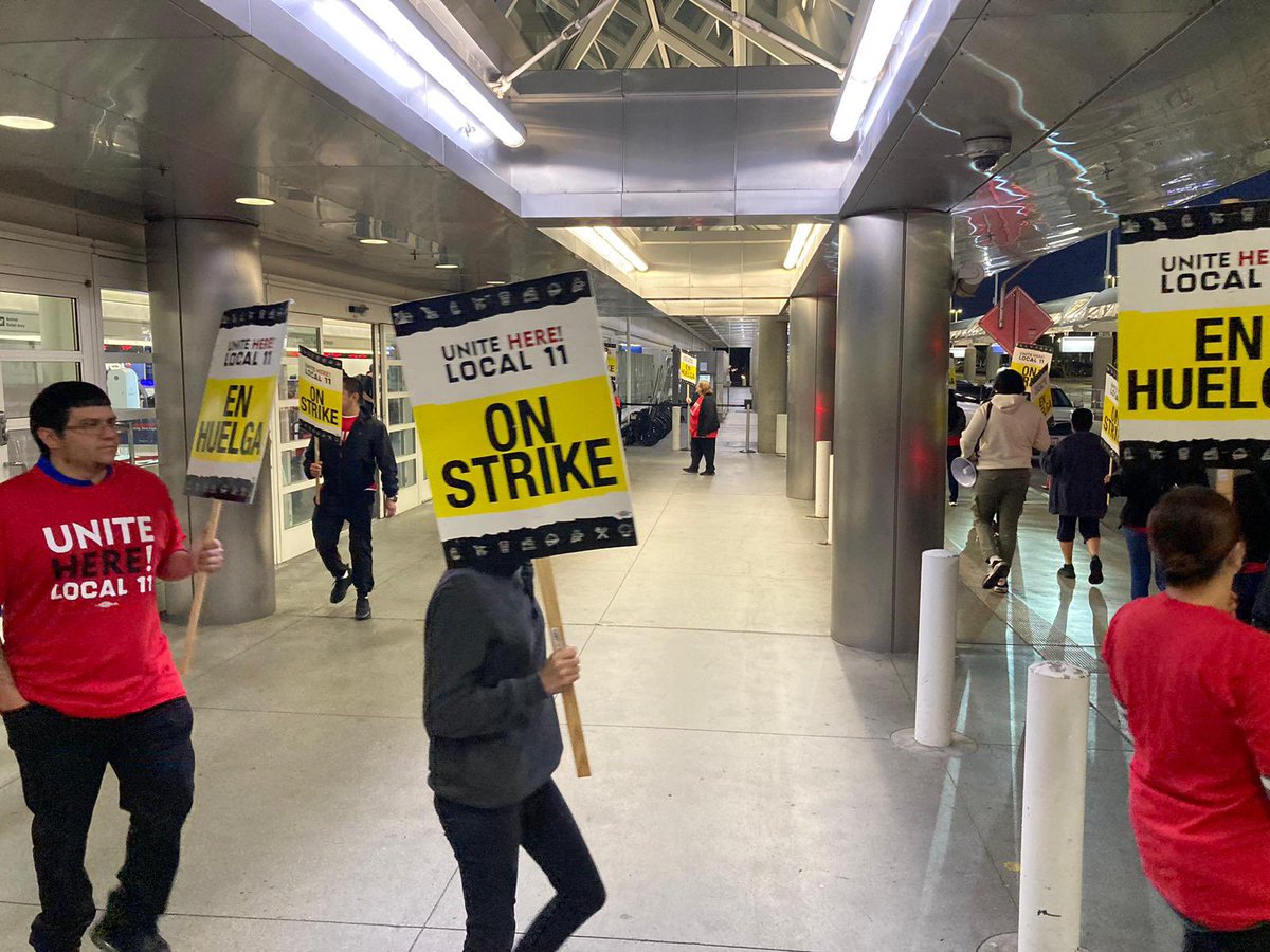 unitehere11's tweet photo. 🚨STRIKE ALERT🚨
Hudson workers at @flyONT are ON STRIKE! Workers are fighting for fair wages and improved benefits
#strikesummer ain’t over til workers have won! ✊🏽 https://t.co/3r5uXGhiXm