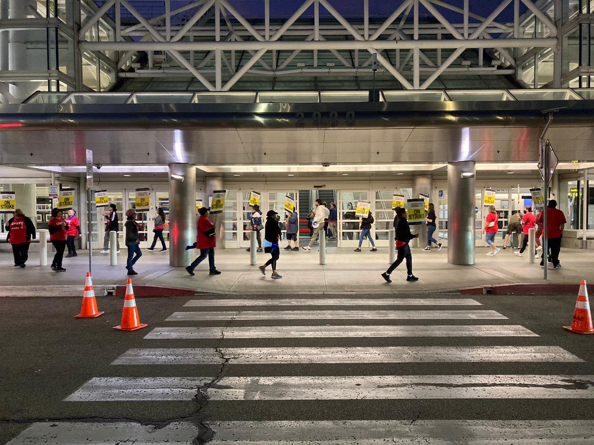 unitehere11's tweet photo. 🚨STRIKE ALERT🚨
Hudson workers at @flyONT are ON STRIKE! Workers are fighting for fair wages and improved benefits
#strikesummer ain’t over til workers have won! ✊🏽 https://t.co/3r5uXGhiXm