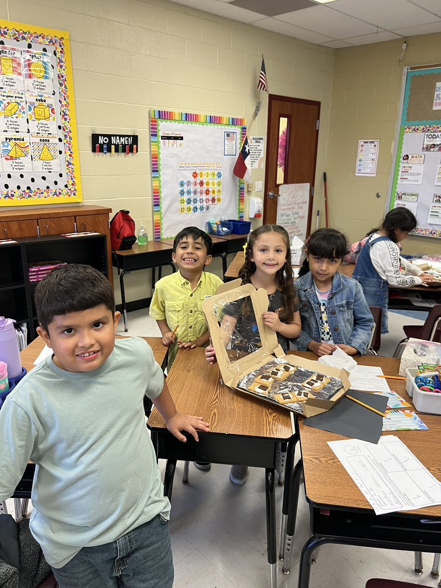 MissPena031122's tweet image. This was Step 1 of creating our solar ovens to make some S’mores 🙌🏼🙌🏼👏🏻 @scholarpride @ScienceMISD #matter #physicalchange #sun