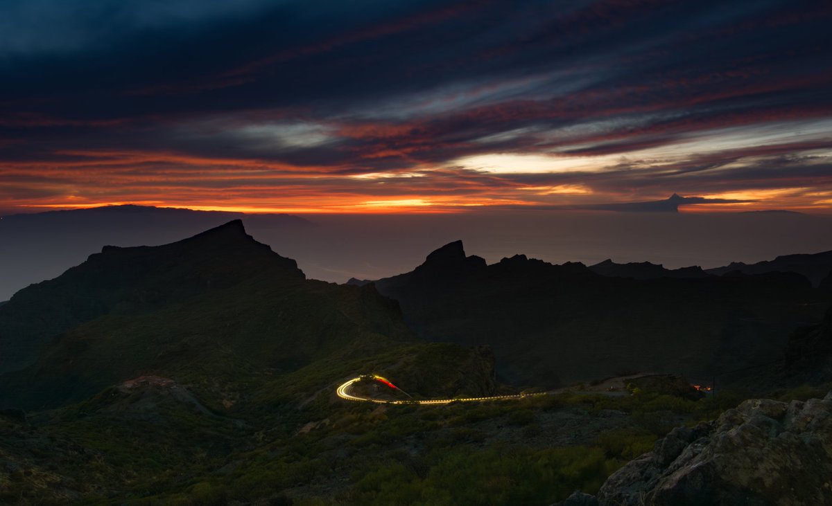 Recordando un atardecer espectacular desde Masca donde se ve la fumarola del volcán de La Palma a la derecha y la silueta de la isla de La Gomera a la izquierda.