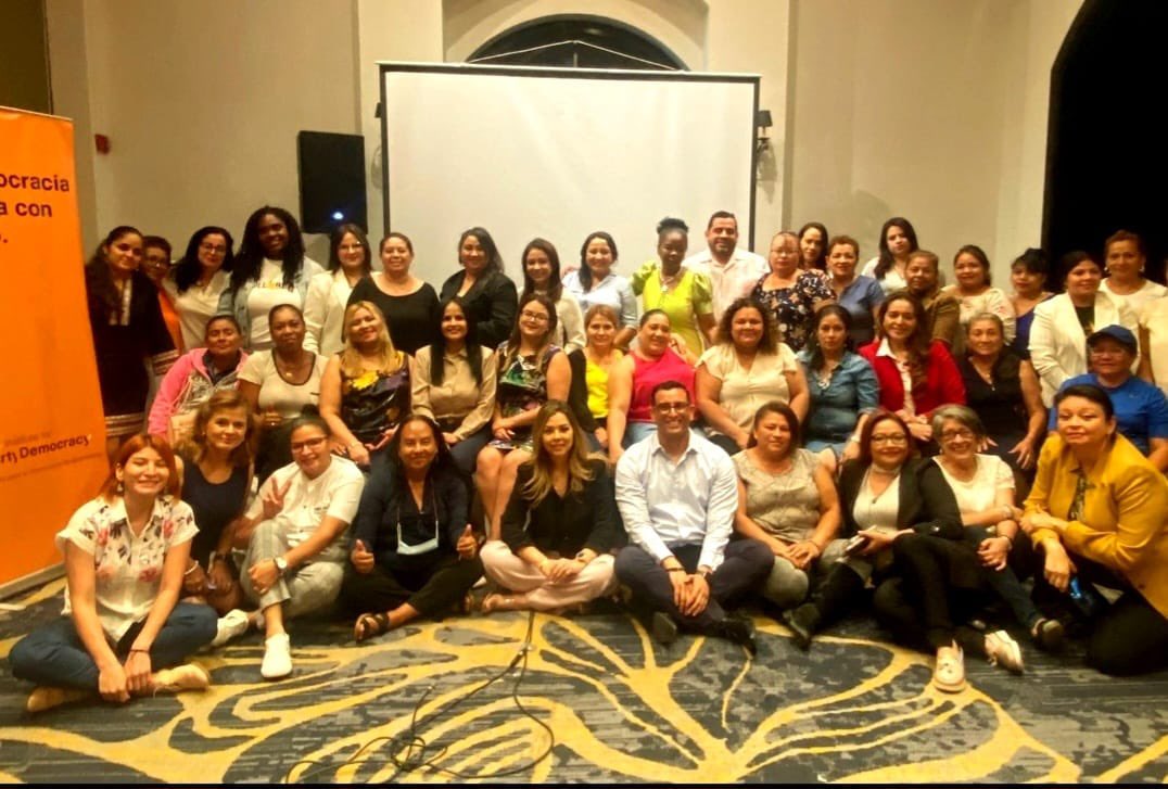 El día de ayer desarrollamos taller para construir agenda de trabajo con mujeres en Honduras.  Participaron mujeres de diferentes partidos políticos y organizaciones de sociedad civil.