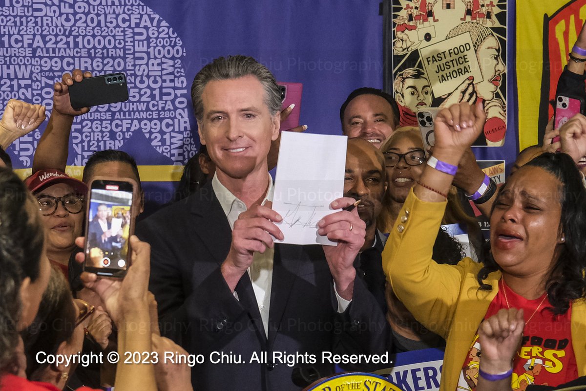 ringochiu's tweet photo. California Governor Gavin Newsom signs AB 1228, the fast food bill,  which will increase the minimum wage to $20 per hour next year. #gavinnewso #fastfoodworkers #minimumwage #ab1228 https://t.co/YmWd9O0LVo