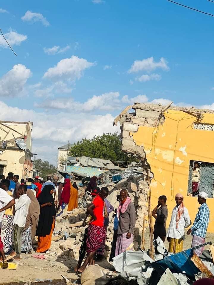 AOAFiidka's tweet photo. Allah u naxariisto intii ku dhimatay qaraxii maanta ka dhacay Degmada Buulo-burta, inta dhaawaca ahna RABBI ha u booga dhayo, khawaariijtu way sii dabar go’ayaan ee inta yar ee harsan RABBI bulshadeena ha Amaansado Insha Allah. https://t.co/bfKJPwI3wn