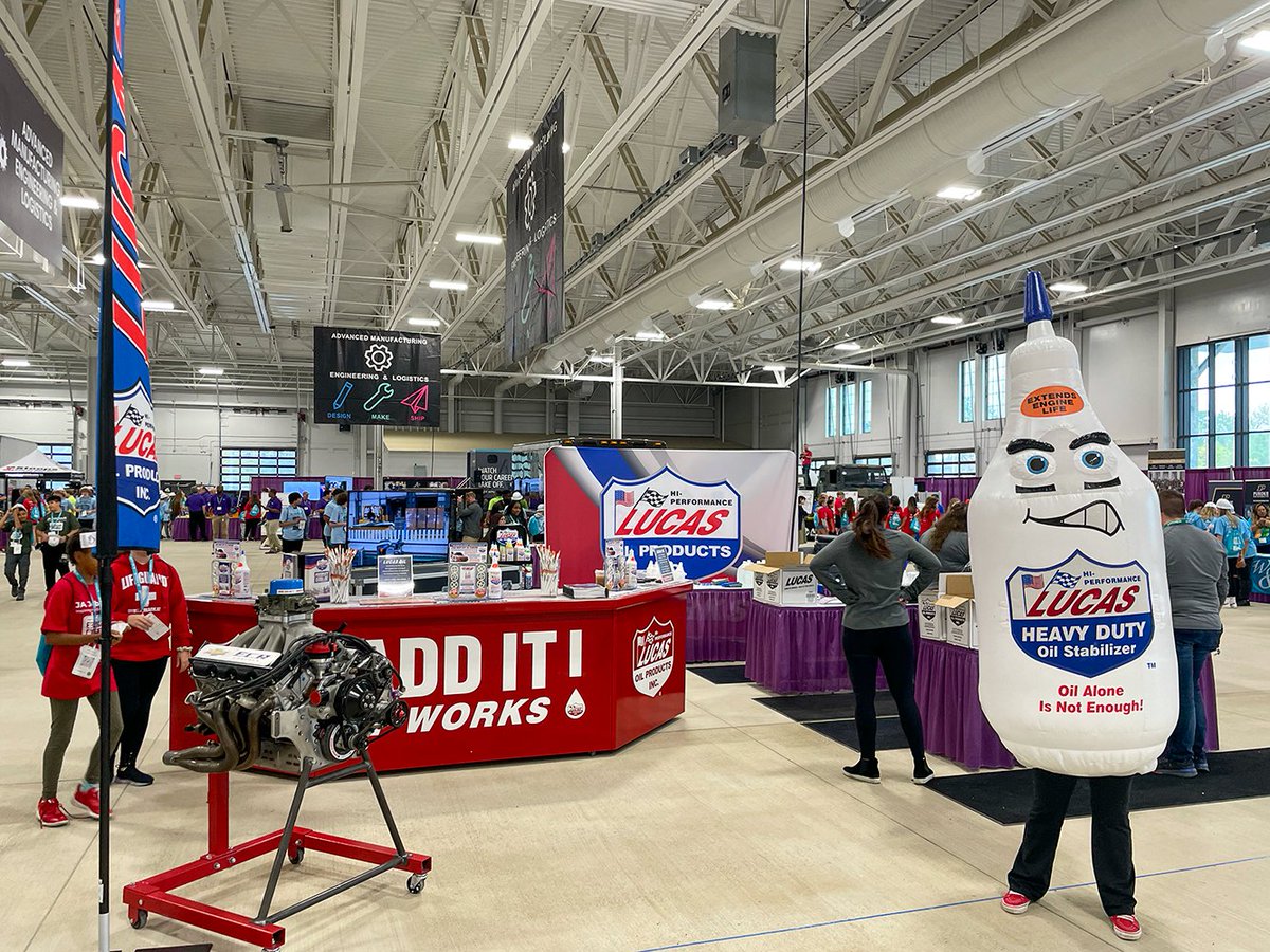 Lucas_Oil's tweet photo. 💪 This week, we were honored to participate in JA JobSpark, a two-day, hands-on career expo impacting over 13,000 Indianapolis eighth graders!
⚙️ Students participated in a manufacturing simulation and learned about the industry!
@JACentralInd
#LucasWorks #JAJobSparkIndy https://t.co/J3zl81lV94