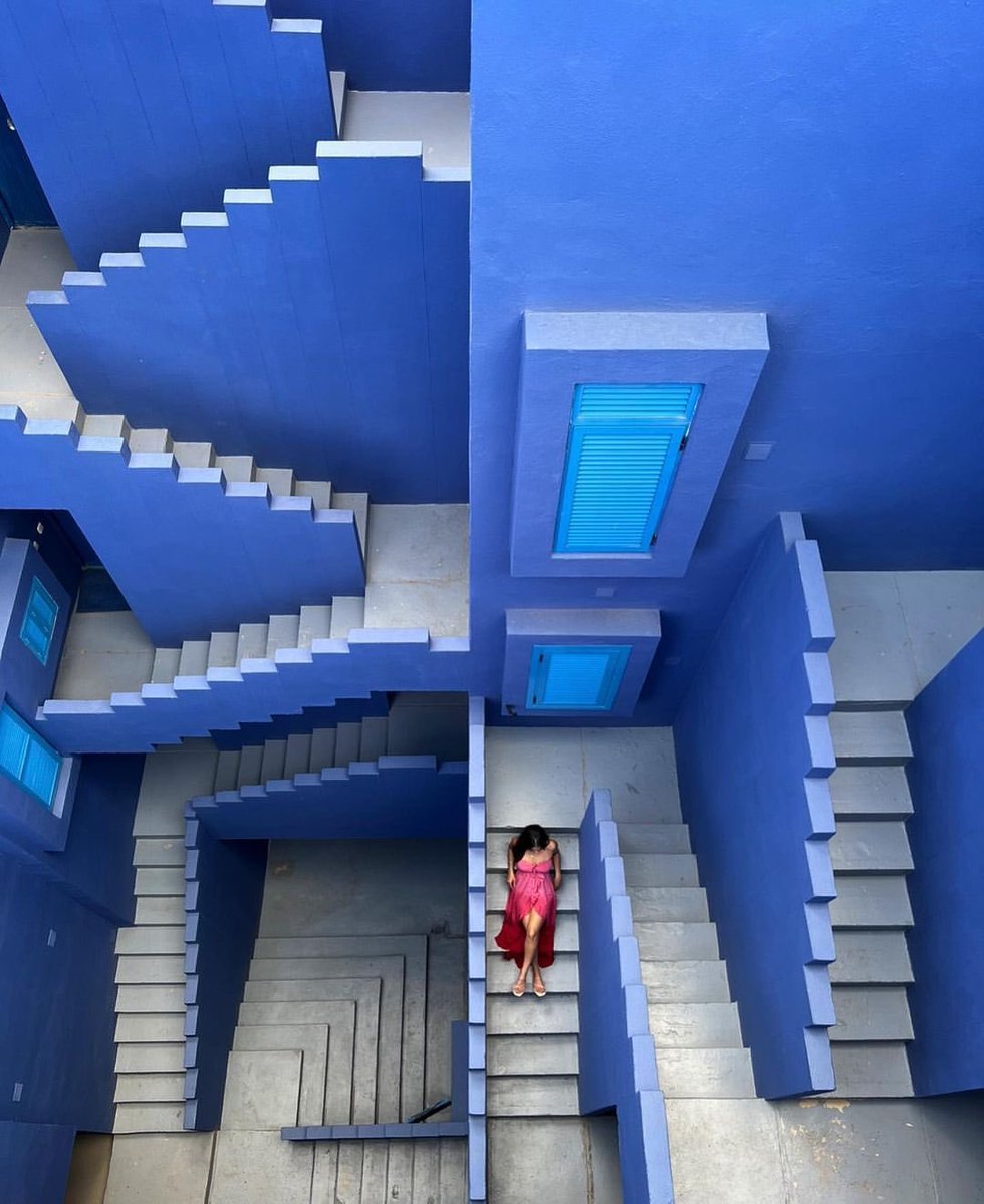 designdocument's tweet photo. "La Muralla Roja" Apartments Designed by Ricardo Bofill in Spain (1973) 🪬🩷 https://t.co/1sUbK3DKoN
