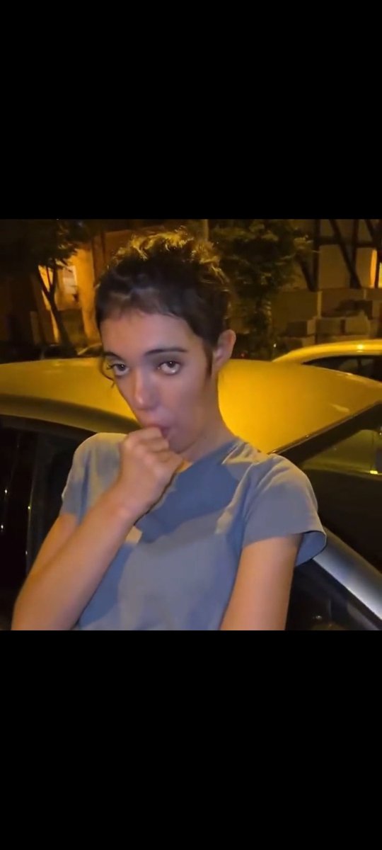 La pauvre elle a les larmes au yeux, elle vient de se faire descendre en public devant plus d'1 millions de personnes