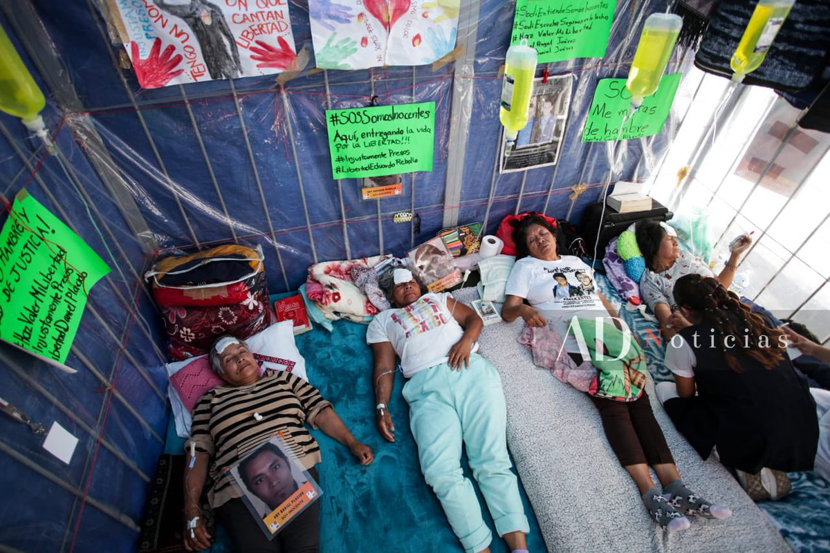 ADNoticiasMex's tweet image. #HuelgaDeHambre 🛑 | Las mujeres que protestan en busca de justicia se encuentran muy débiles. Este jueves se les administro suero con multivitaminicos para mejorar su estado de salud. 

No ha existido acercamiento de ningún tipo del gobierno de @delfinagomeza. 

📸 Mario