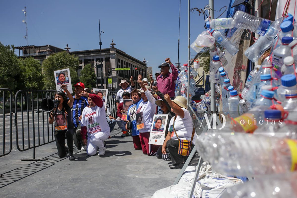 ADNoticiasMex's tweet image. #HuelgaDeHambre 🛑 | Las mujeres que protestan en busca de justicia se encuentran muy débiles. Este jueves se les administro suero con multivitaminicos para mejorar su estado de salud. 

No ha existido acercamiento de ningún tipo del gobierno de @delfinagomeza. 

📸 Mario