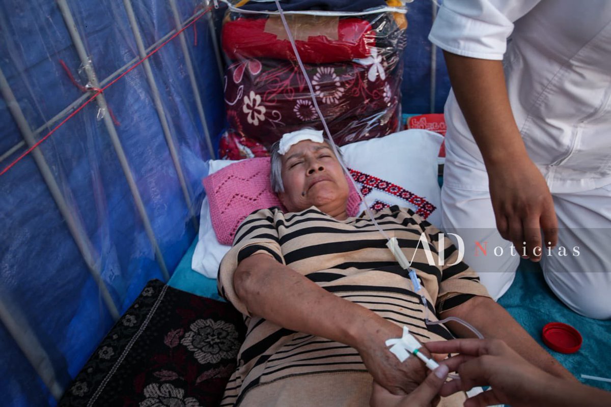 ADNoticiasMex's tweet image. #HuelgaDeHambre 🛑 | Las mujeres que protestan en busca de justicia se encuentran muy débiles. Este jueves se les administro suero con multivitaminicos para mejorar su estado de salud. 

No ha existido acercamiento de ningún tipo del gobierno de @delfinagomeza. 

📸 Mario