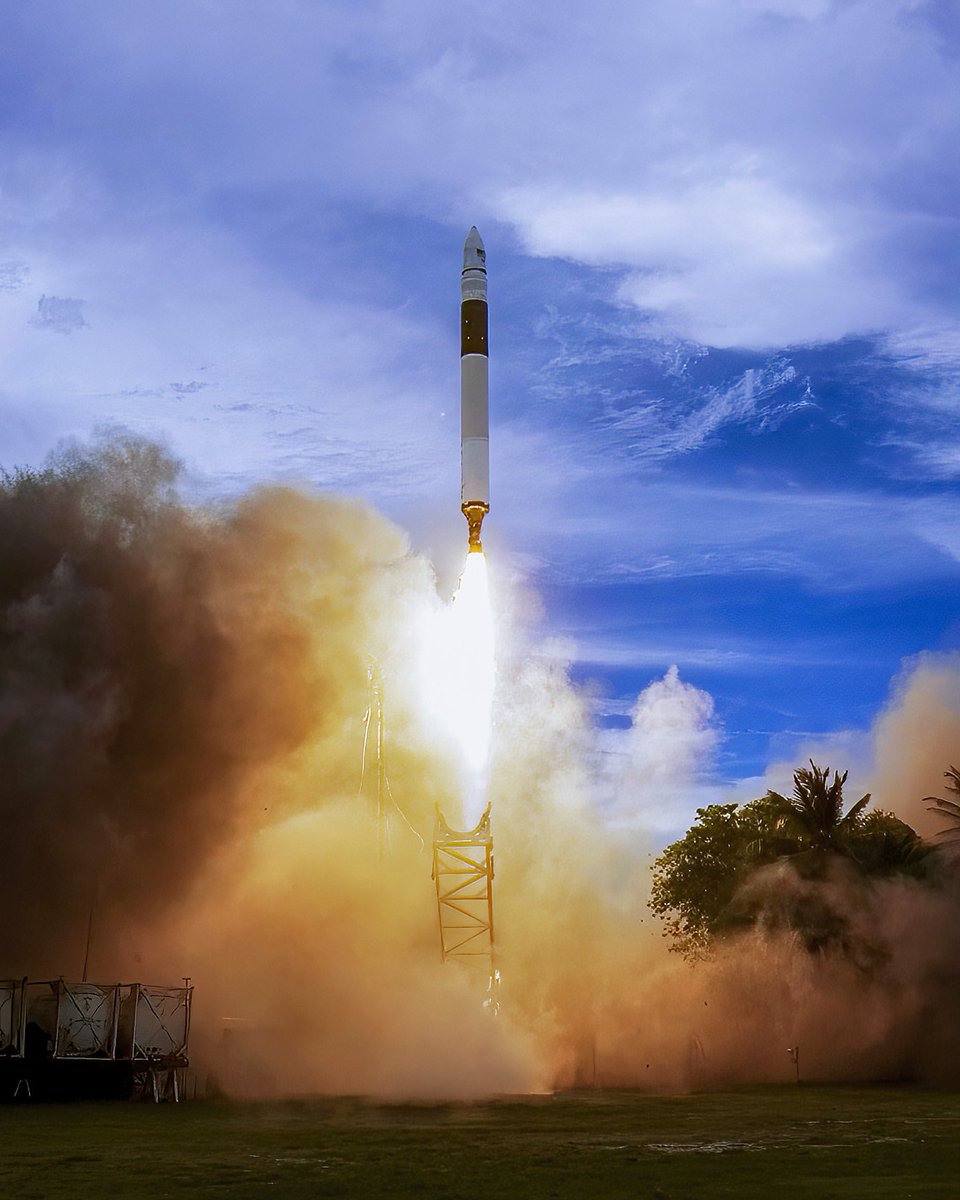 bossard_joris's tweet photo. Cela fait 15 ans jour pour jour aujourd'hui : les équipes de @SpaceX ont lancée une fusée Falcon 1 depuis l’ile d'Omelek aux Îles Marshall pour la mission #RatSat. 

Le lancement avait eu lieu à 23h15 UTC.

Pour ce lancement qui était celui de la dernière chance pour SpaceX, ce vol fut un énorme succès et la fusée Falcon 1 est devenue à l’occasion la première fusée à carburant liquide développée par le secteur privé à se mettre en orbite autour de la Terre !

Ce fut le plus grand jour pour la vie d'@elonmusk ! si le lancement n’aurait pas réussi SpaceX n’aurait plus vu le jour !

@HansKoenigsmann était l'ingénieur en chef pour les 3 dernières mission de la fusée Falcon 1.

En 15 ans SpaceX ont incroyablement innové à un rythme très impressionnant et ce n’est que le début !

Image : @erikkuna

@elonmusk