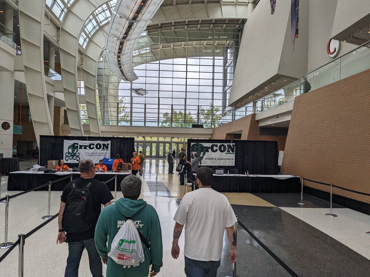 I'm afraid that #LineCON is over, however the mini breakout sessions following presentations and around the vendor area are well worth it! #LetsNetwork #GrrCON