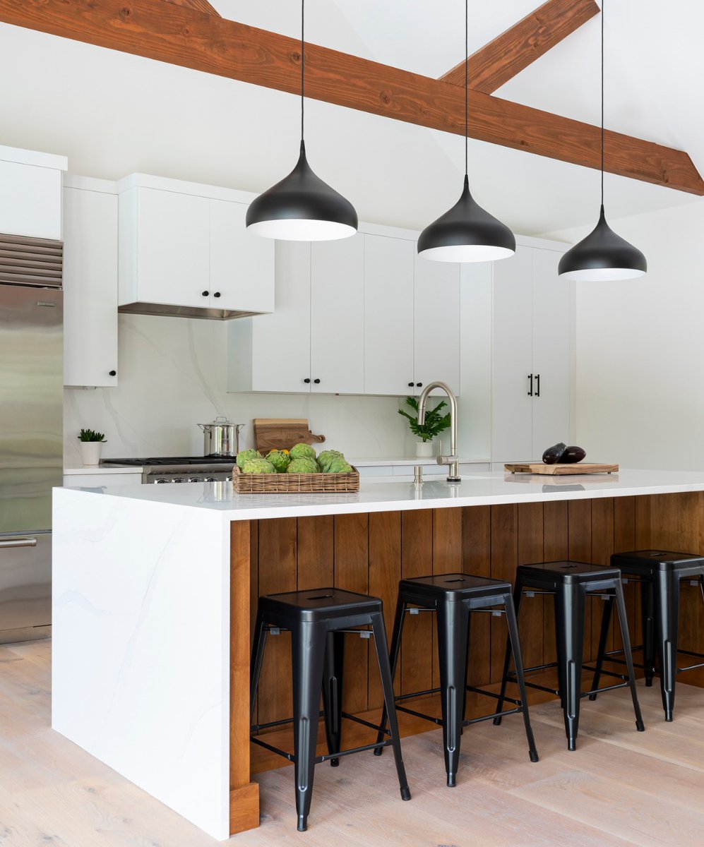 PhilbrookCC's tweet image. Four islands in four different kitchens; five vastly different looks: This is custom building. This is #BuiltByPhilbrook.
#BuildersOfIG #KitchenDesignInspo #CapeCodHome #CoastalHome #KitchensOfIG