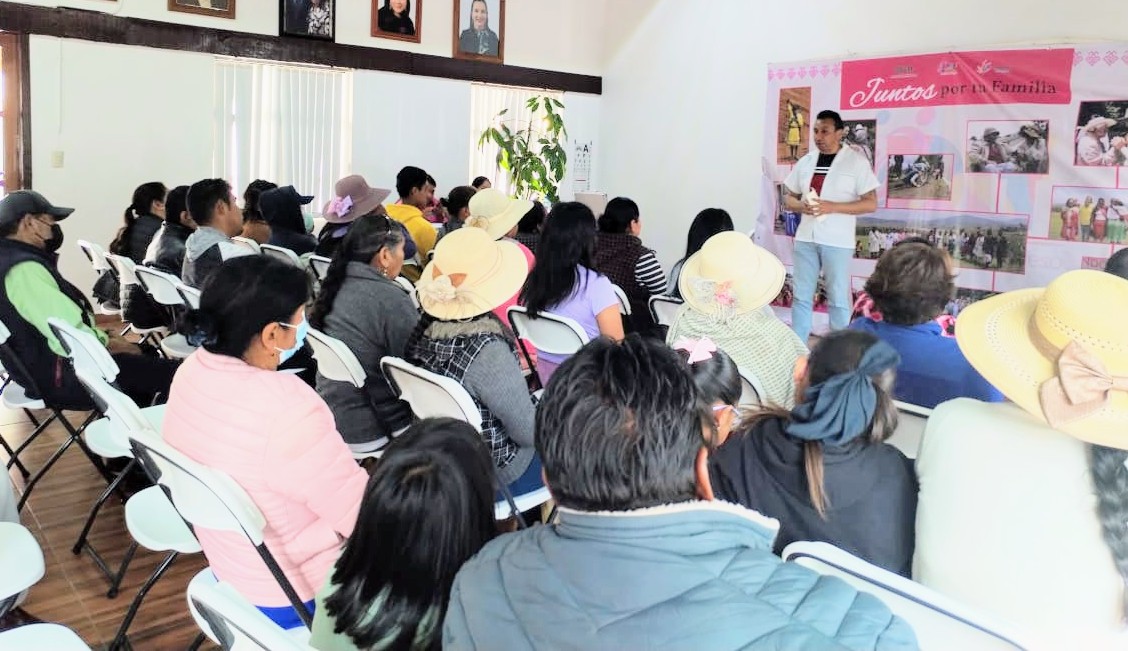 DIF_SanFelipe's tweet photo. Se llevó acabo la Jornada de Salud Visual 👓en coordinación con la Fundación Unimos Manos Toluca, quienes realizaron examen de la vista a bajo costo y en próximos días se entregarán los lentes totalmente gratuitos.

👨‍👩‍👧‍👧#JuntosPorTuFamilia seguiremos #TrabajandoARasDeTierra https://t.co/qfEVJjfxWy