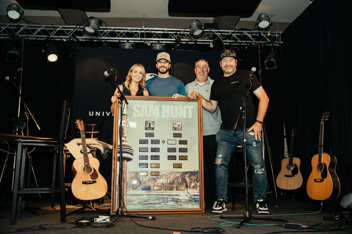 At a special @UMusic event ahead of the CCMA Awards, @SamHuntMusic received this giant plaque highlighting his certifications, incl. Body Like A Back Road (Diamond), Take Your Time (7x Platinum), House Party (6x Platinum), Break Up In A Small Town (5x Platinum), and many more🍁💿