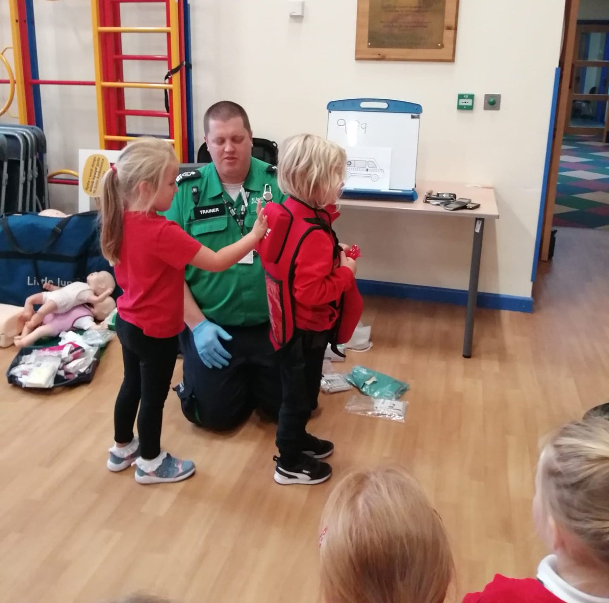 RogietPrimary's tweet photo. Another fabulous day with @SJACymru, this time for #rpsdosbarthderbyn and #rpsdosbarth2. Diolch @SJAC_Daz for providing such a brilliant and important experience.
Please support the amazing work of St.John's Ambulance service by donating: https://t.co/u2xGsagz97 https://t.co/LJT8nizMNw