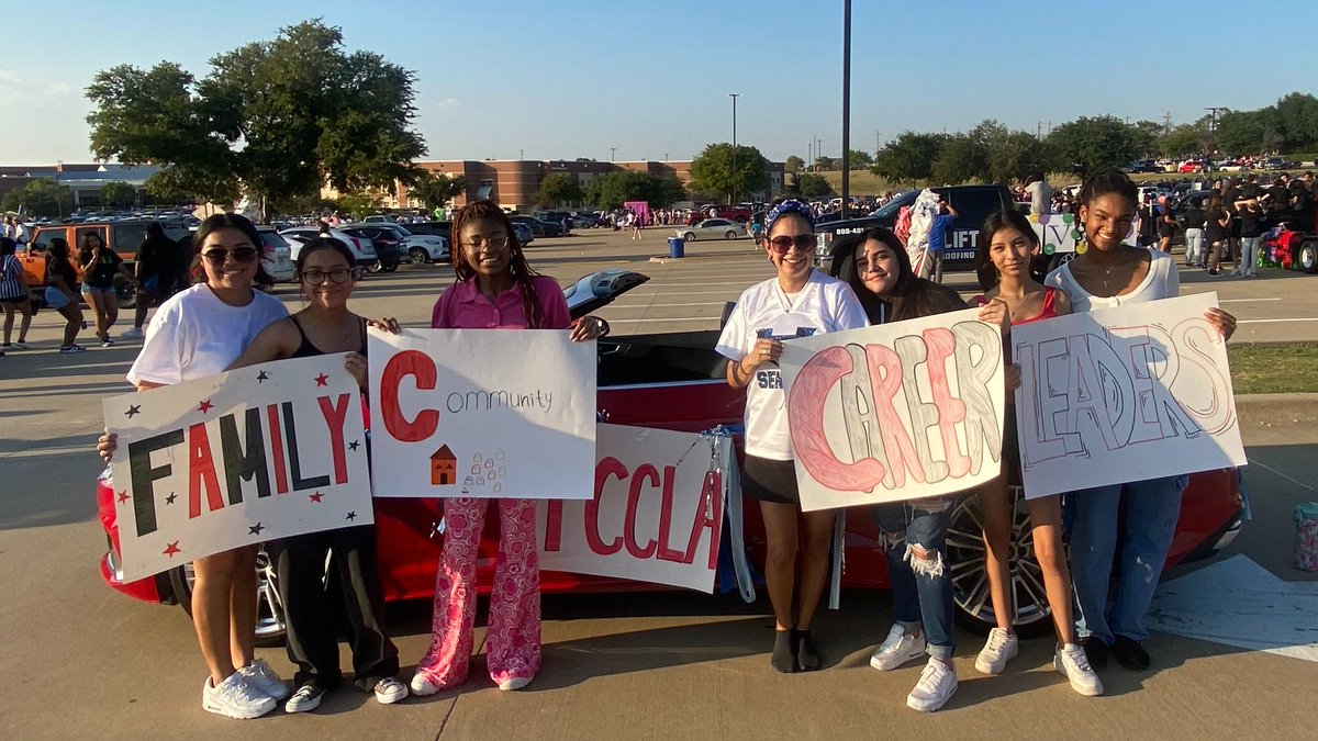 HebronHS_FCCLA's tweet photo. HOCO Parade 2023 🚗🥳 https://t.co/FIrDMG5gd7