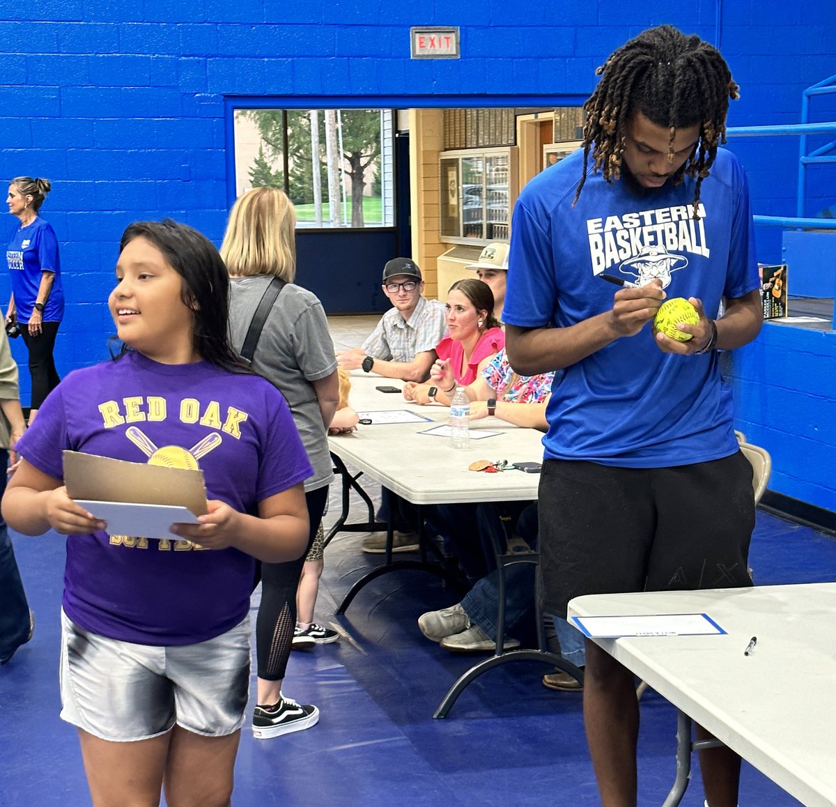 EOSCMBB's tweet photo. 🏀📸 Meet and Greet Fun! 📸🏀

We had an incredible time connecting with our amazing fans in Wilburton, OK! ✨
✍️ Signing autographs and making memories with the community was a blast! 💙

Thank you for your love and support, Wilburton! 🌟 #CommunityLeaders #MountaineerPride https://t.co/fpo733VenG