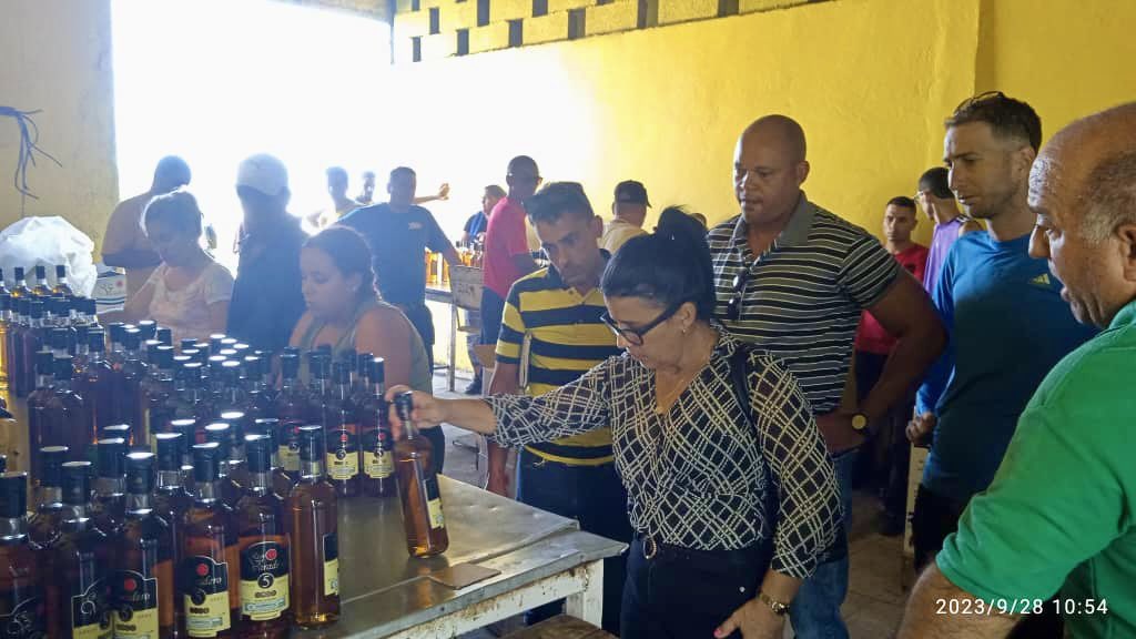 RoneraCardenas's tweet photo. Visitan @RoneraCardenas la dirección de Producción de la Corporación @CubaRonSA  🏭. Garantizamos estándares de calidad elevados para la entrega de un producto de nivel internacional.🥃
@AndroAbon 
@LeidiAlmeida66 
#CubaViveYTrabaja https://t.co/3Ls4xpsfmW