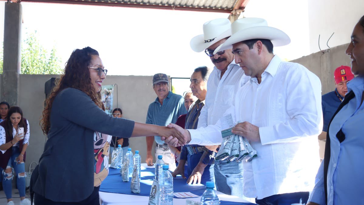 GlezNapoleon's tweet photo. Un honor asistir en representación del gobernador @juliomenchaca_, a la comunidad de #Nextlalpan en #Tepetitlan, a la inauguración de un punto de venta de leche #Liconsa, así como de la entrega de tarjetas a beneficiarios del programa. 

#PrimeroElPueblo https://t.co/xnp7Zel0X5