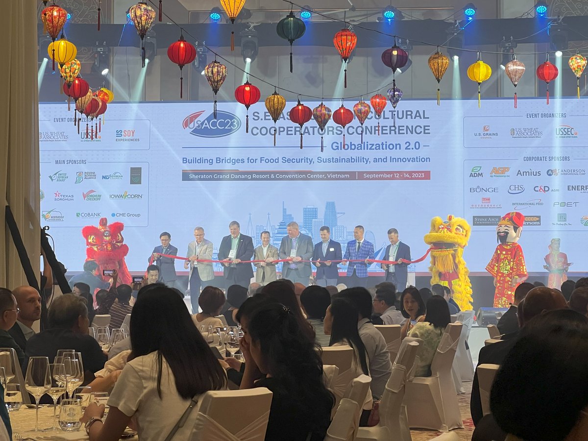 INCornFarmers's tweet image. 160 international buyers, suppliers, and our Indiana farmers met to talk about the sustainability, value, &amp;amp; growing market of U.S. corn in the S.E. Asia region. This event was hosted by @usgrainscouncil and various organizations. Learn more: bit.ly/3PUH3Pk #Corncheckoff