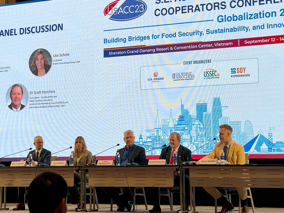 INCornFarmers's tweet image. 160 international buyers, suppliers, and our Indiana farmers met to talk about the sustainability, value, &amp;amp; growing market of U.S. corn in the S.E. Asia region. This event was hosted by @usgrainscouncil and various organizations. Learn more: bit.ly/3PUH3Pk #Corncheckoff