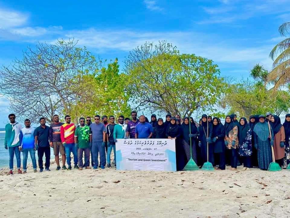 isdhoo_IDS's tweet photo. ޓޫރިޒަމް  އެންޑް  ގްރީން އިންވެސްޓްމަންޓް" މި  ޝިއާރުގެ  ދަށުން ދުނިޔޭގެ ފަތުރުވެރިކަމުގެ  ދުވަސް  ފާހަގަ  ކުރުމުގެ  ގޮތުން  ލ.އިސްދޫ  ކައުންސިލާއި އ.ތ.މ ކޮމެޓީ އާއި  ކުލަބު ޖަމިއްޔާތަކާއި ރައްޔިތުން ކުރިޔަށް ގެންދިޔަ ރަށުގެ ބީޗް ސާފުކުރުން.
L.Isdhoo Council 
Laamu Atoll Council https://t.co/KJWe3HOj8o
