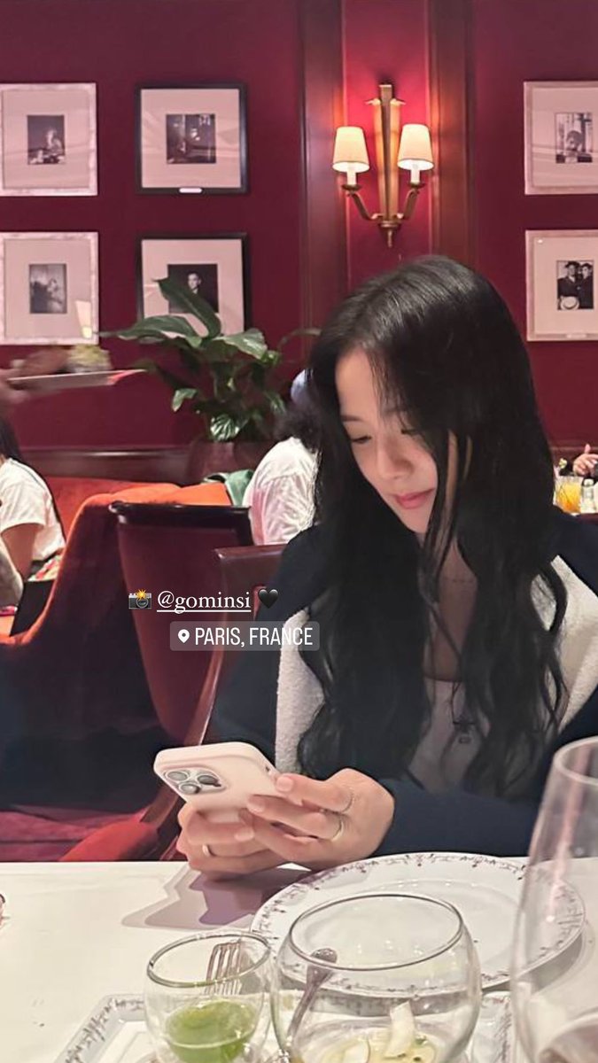Nica_Blackpink's tweet photo. Ambas despiertas a estas horas de madrugada en París😳 #ROSÉ y #JISOO jugaron ajedrez juntas hace días y con este gatito

Rosé: “Derrotado por @.sooyaaa”
Jisoo: “Nunca he perdido una partida de ajedrez en mi vida"

Mi #Chaesoo 😍🖤💗#BLACKPINK 
Además fotos con #Minsi https://t.co/4rK9ePQDJ6