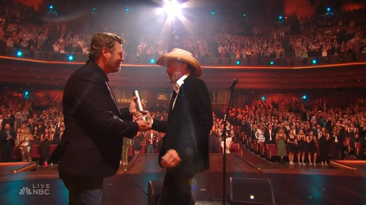 E! News on X: "Toby Keith is our Country Music Icon Award winner! See the complete list of #PCCAs winners here: https://t.co/Hk0E5CARko https://t.co/82LCFxxEEq" / X