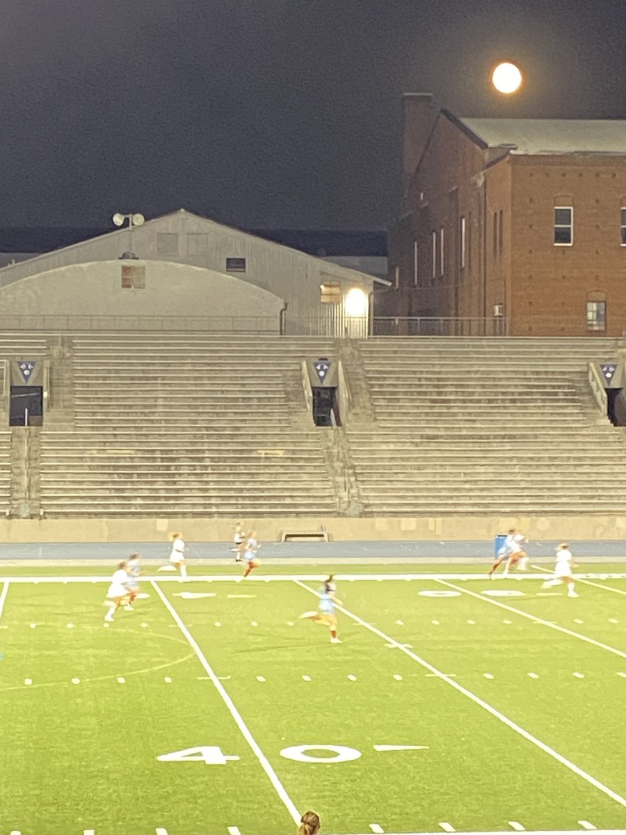 Bulldog super moon cheering for ⁦<a href="/DrakeWSoccer/">Drake Women's Soccer</a>⁩
